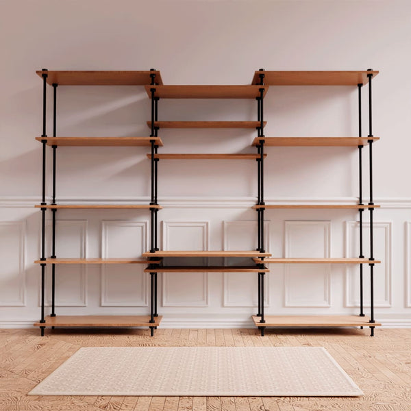 DecoSeries Schreibtisch mit zwei großen Standardregalen und Dekoration im Raum