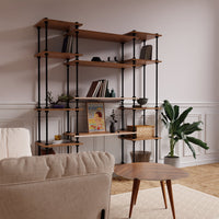Metalowy regał DecoSeries z 2 Standard S i 1 Standard L, stylowo udekorowany