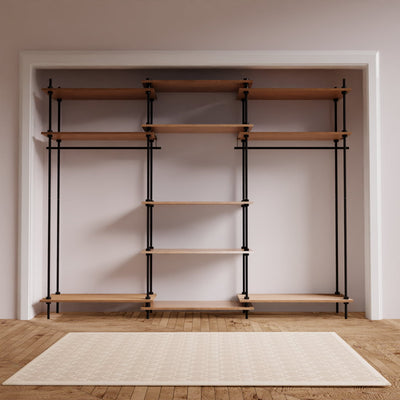 Offener Kleiderschrank