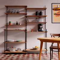 Blick auf das DecoSeries Bäckerregal mit Metallrahmen und Holzablagen in Wohnraum