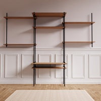 DecoSeries Schreibtisch mit zwei Wandregalen und Holzablagen in modernem Raum