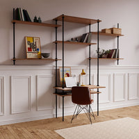 Moderner DecoSeries Schreibtisch mit zwei Wandregalen in hellem Raum