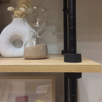 Detailaufnahme eines Metallregals aus der DecoSeries mit Holzablage