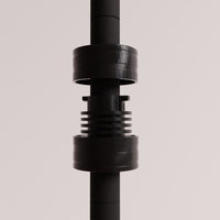 Nahaufnahme eines DecoSeries Metallregals mit Holzablage und Schrauben