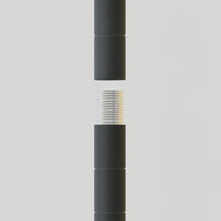 Detailansicht eines DecoSeries Metallregals mit Holzablage und Metallrahmen