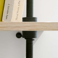 Detailansicht eines Metallregals aus der DecoSeries mit klaren Linien und hochwertiger Verarbeitung