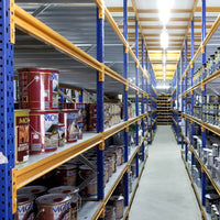 Estantería de gran alcance con estantes metálicos y productos almacenados