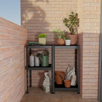 Outdoor-Metallregal 50x40 cm mit 2 Ebenen in Außenumgebung
