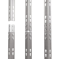 Detailaufnahme eines Outdoor-Metallregals mit robustem Design
