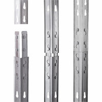 Detailaufnahme eines Metallregals mit Nietenverbindung