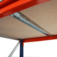Nahaufnahme eines Longspan DTD Metallregals mit Fokus auf Verbindung