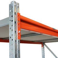 Detailansicht eines Longspan Metallregals mit DTD-Platten, 3 Ebenen