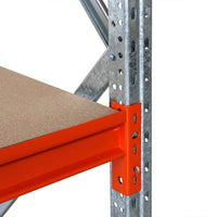 Detailansicht eines Longspan Metallregals mit DTD-Platten, 4 Ebenen
