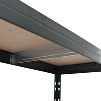 Detailansicht eines grauen Metallregals mit Nieten und Regalboden