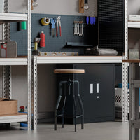 Verzinkte offene Werkstation ProSeries in Garage mit Metallregalen
