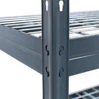 Detail eines grauen Metallregals mit Drahtboden und RIVET Verbindung