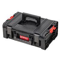 Detail ruky držící Qbrick System Pro Techniker kufr 2.0 pevně